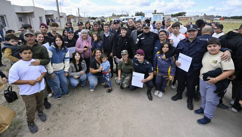 Kicillof entregó viviendas y equipamiento clave para la salud y educación en Adolfo Gonzales Chaves