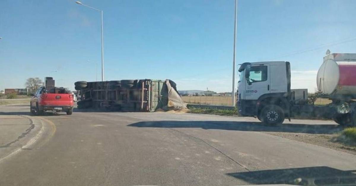 Vuelco de un acoplado cargado de cereal en la Ruta 7: no hubo heridos ...