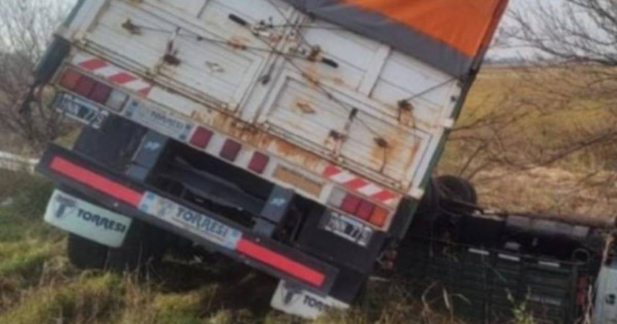 Fuerte choque en cadena y vuelco en la Ruta 5 dejó un camionero herido ...