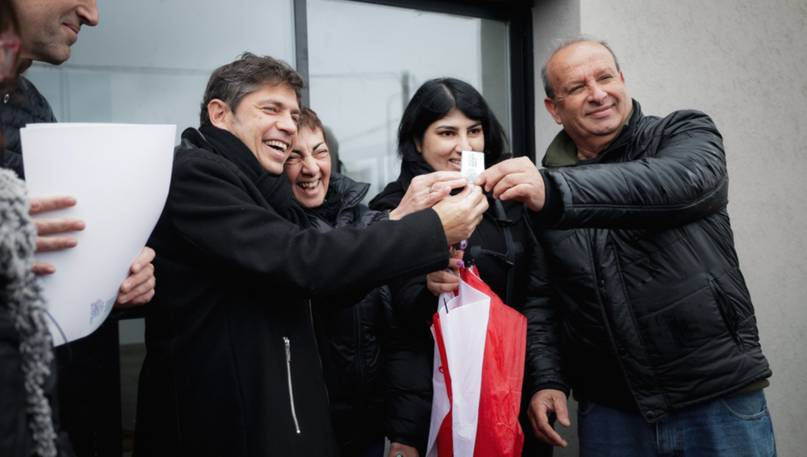 Kicillof entregó viviendas a familias de Tandil