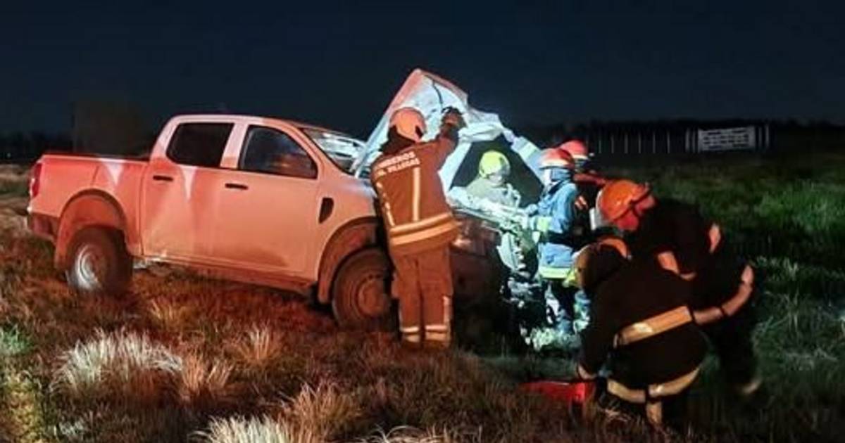 El conductor de una pick up embistió a dos motos: Hay dos víctimas ...