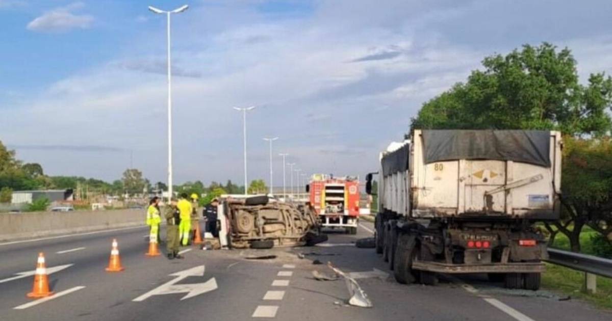 Dos muertos tras un violento choque entre una camioneta y un camión en ...